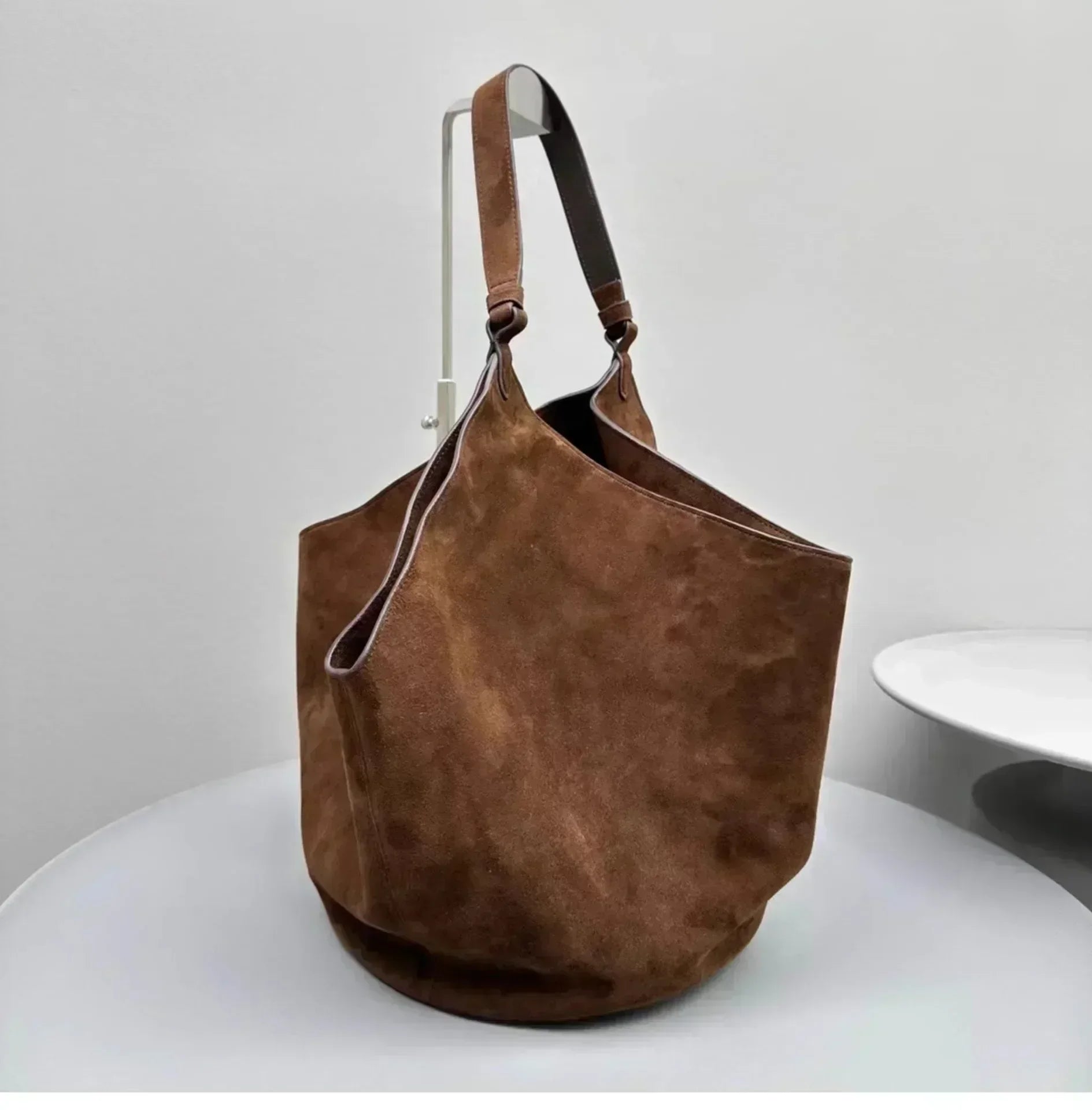 2023 Autumn and Winter Handbag Genuine Leather Dumpling Bucket Bag Niche Shoulder Tote